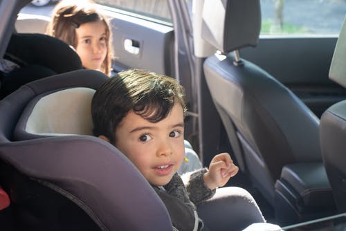 Acheter une protection antiderapante pour siege auto enfant : le guide
